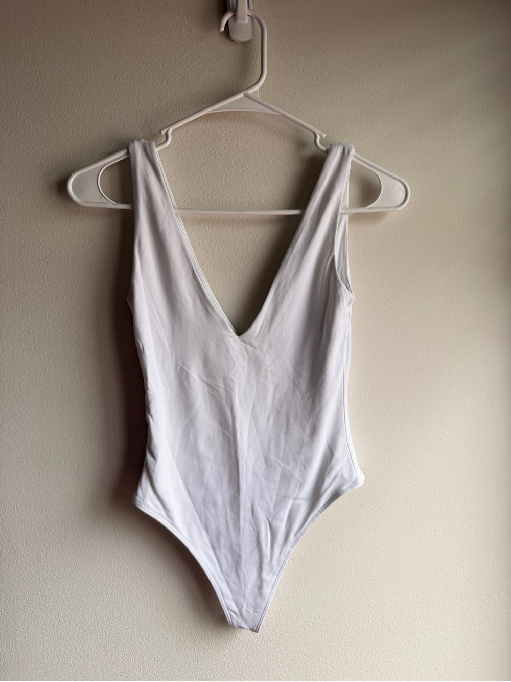 Babaton White V-Neck Sleeveless Bodysuit Size XS